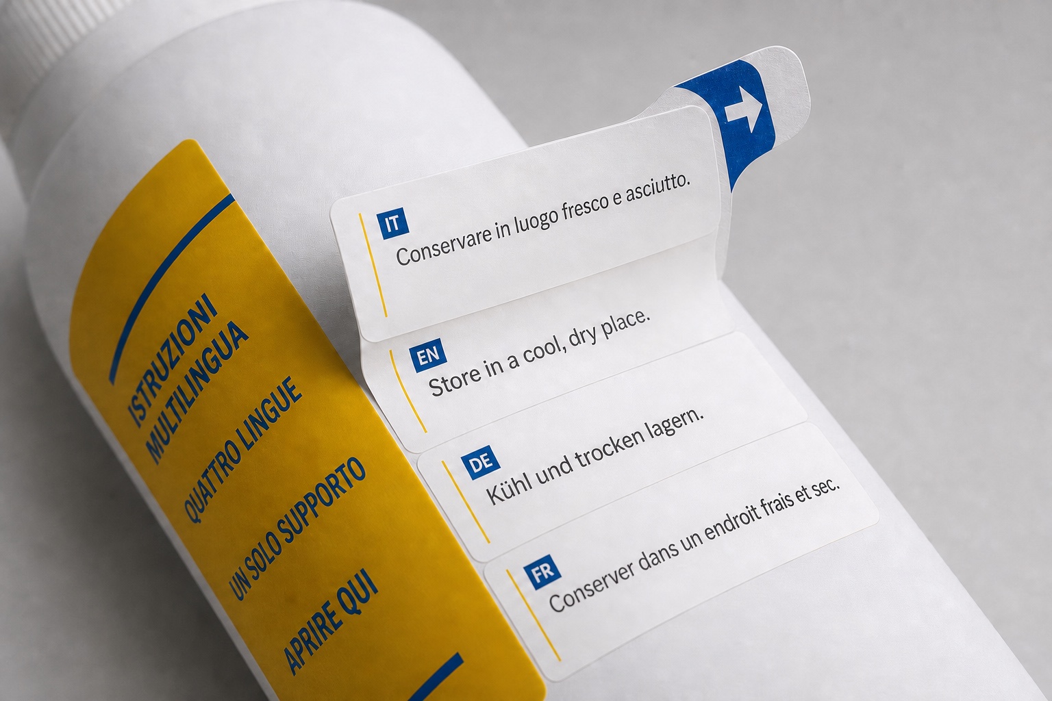 Dettaglio fotografico di un’etichetta peel-off con testi in italiano, inglese, tedesco e francese