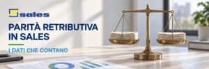 Parità retributiva in Sales: i dati che contano. Bilancia in equilibrio con campioni di carta e logo SALES ufficiale.